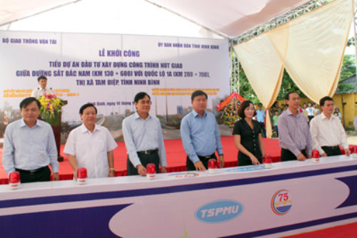 Bộ trưởng Đinh La Thăng dự lễ khởi công cầu vượt đường sắt đoạn qua tỉnh Ninh Bình.